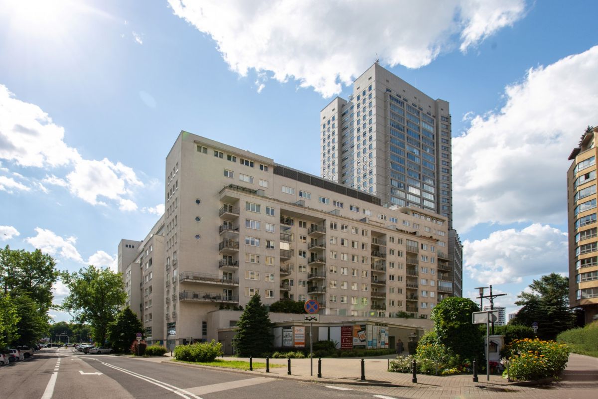 Warszawa · al. Aleja Jana Pawła II — 9
