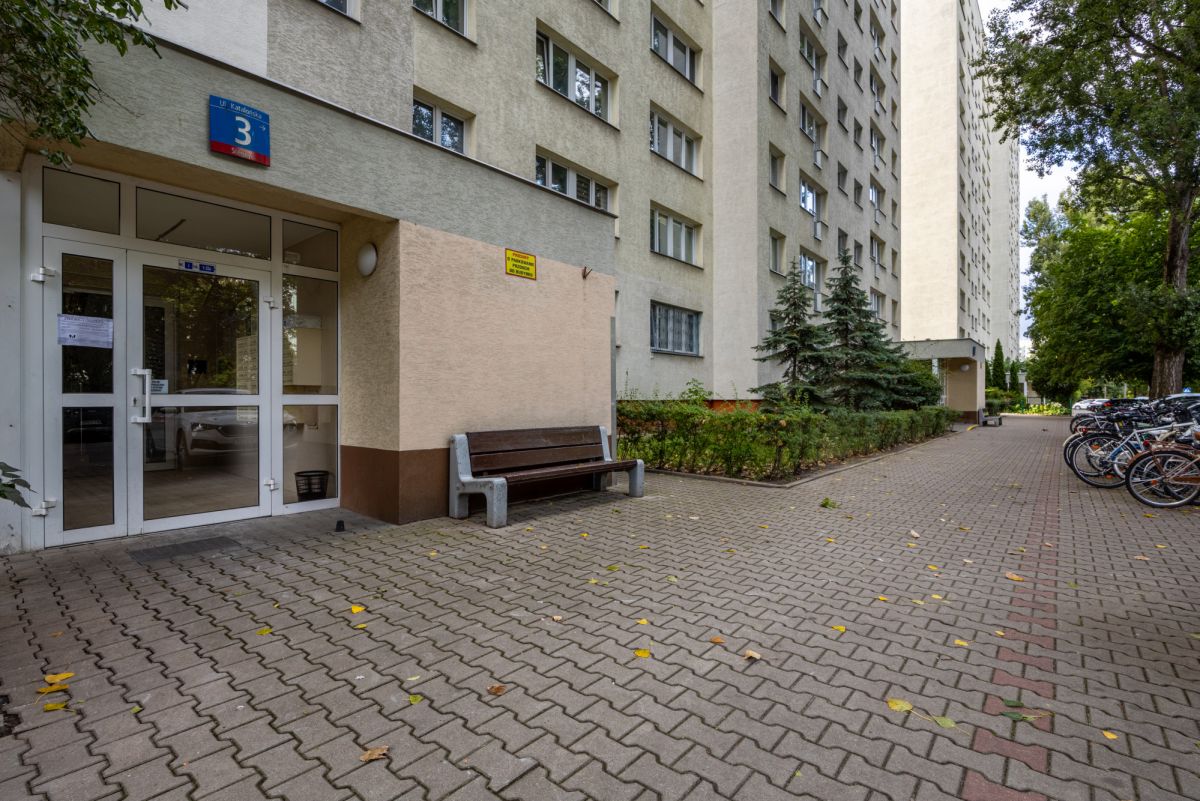 Warszawa · ul. Katalońska — 18