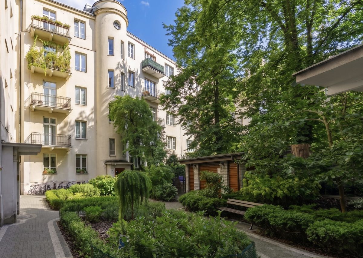 Warszawa · ul. Uniwersytecka — 19
