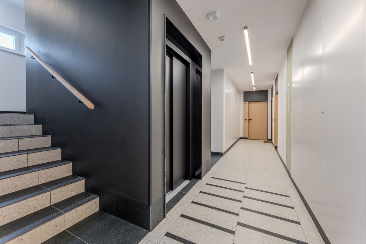 Warszawa · al. Aleje Jerozolimskie — 9