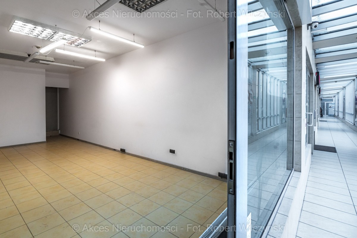 Warszawa · al. Aleja Jana Pawła II — 11