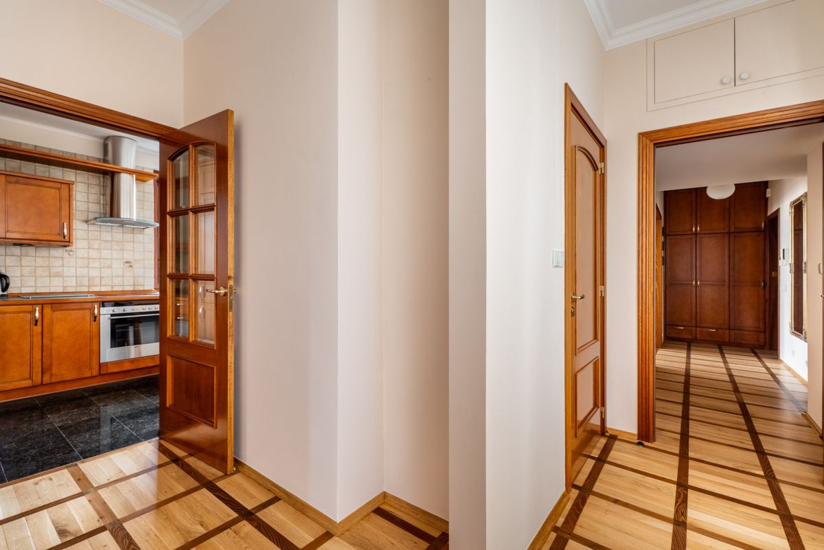Warszawa · ul. Żelazna — 6