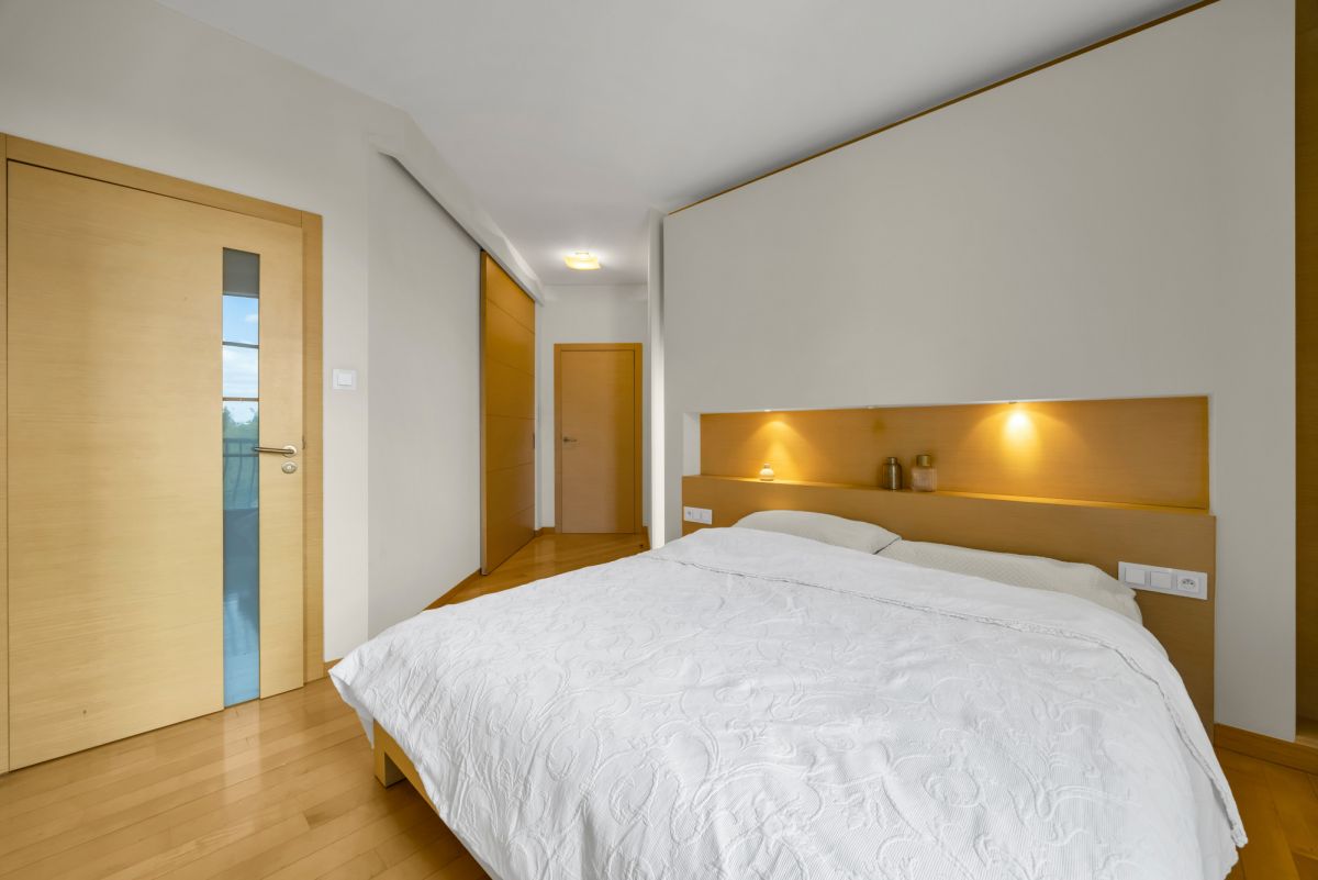 Warszawa · ul. Leszczyny — 18