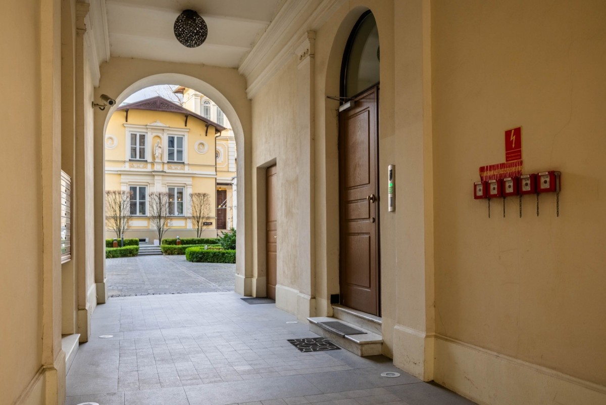 Warszawa · ul. Piękna — 16