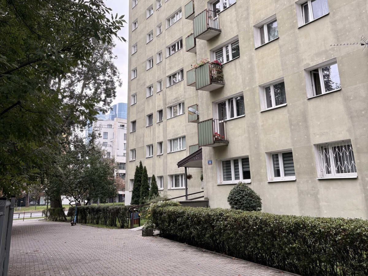 Warszawa · al. Aleja Solidarności — 9