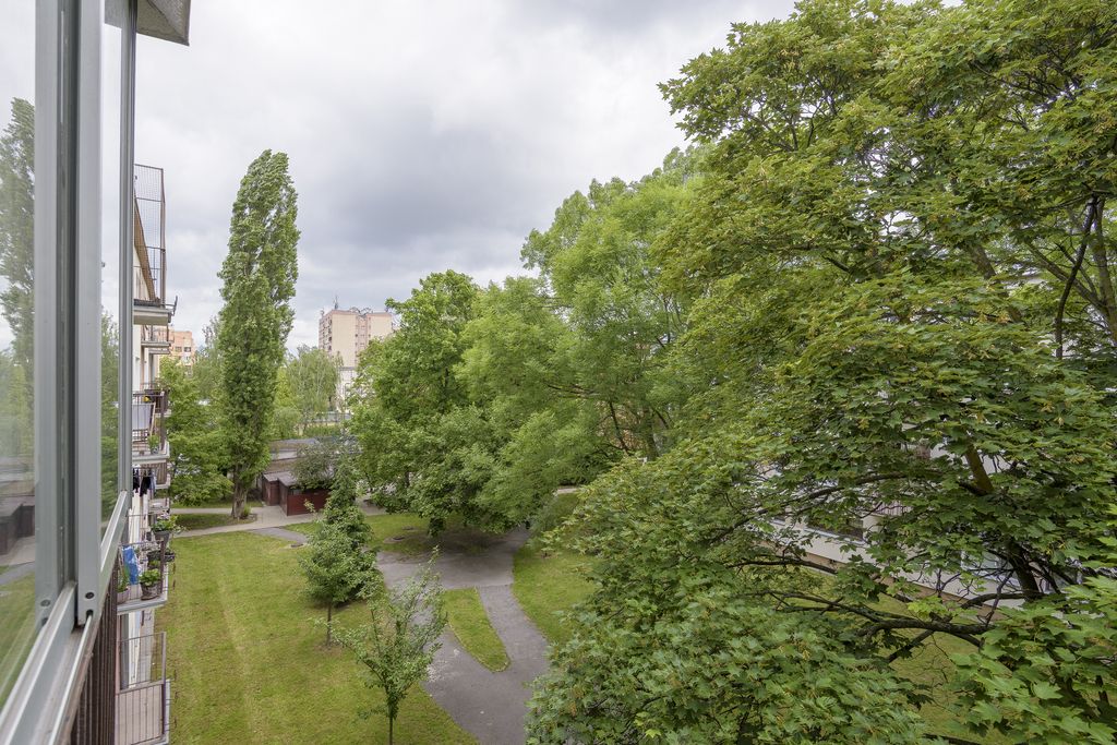 Warszawa · ul. Pustola — 12