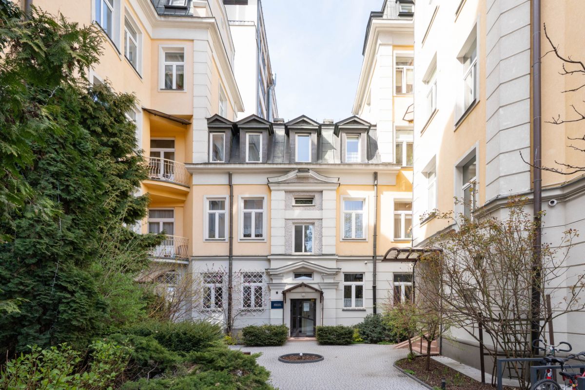 Warszawa · al. Aleja Jana Pawła II — 12