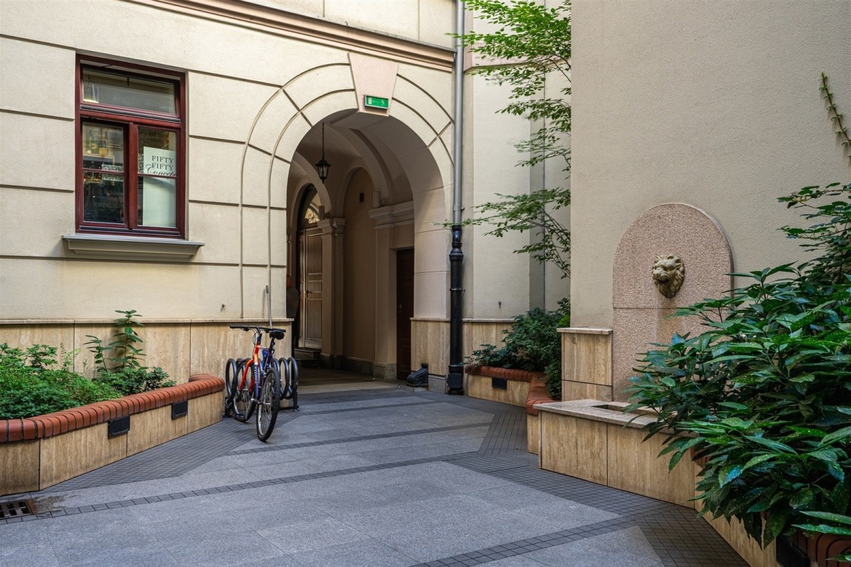 Warszawa · ul. Wspólna — 12
