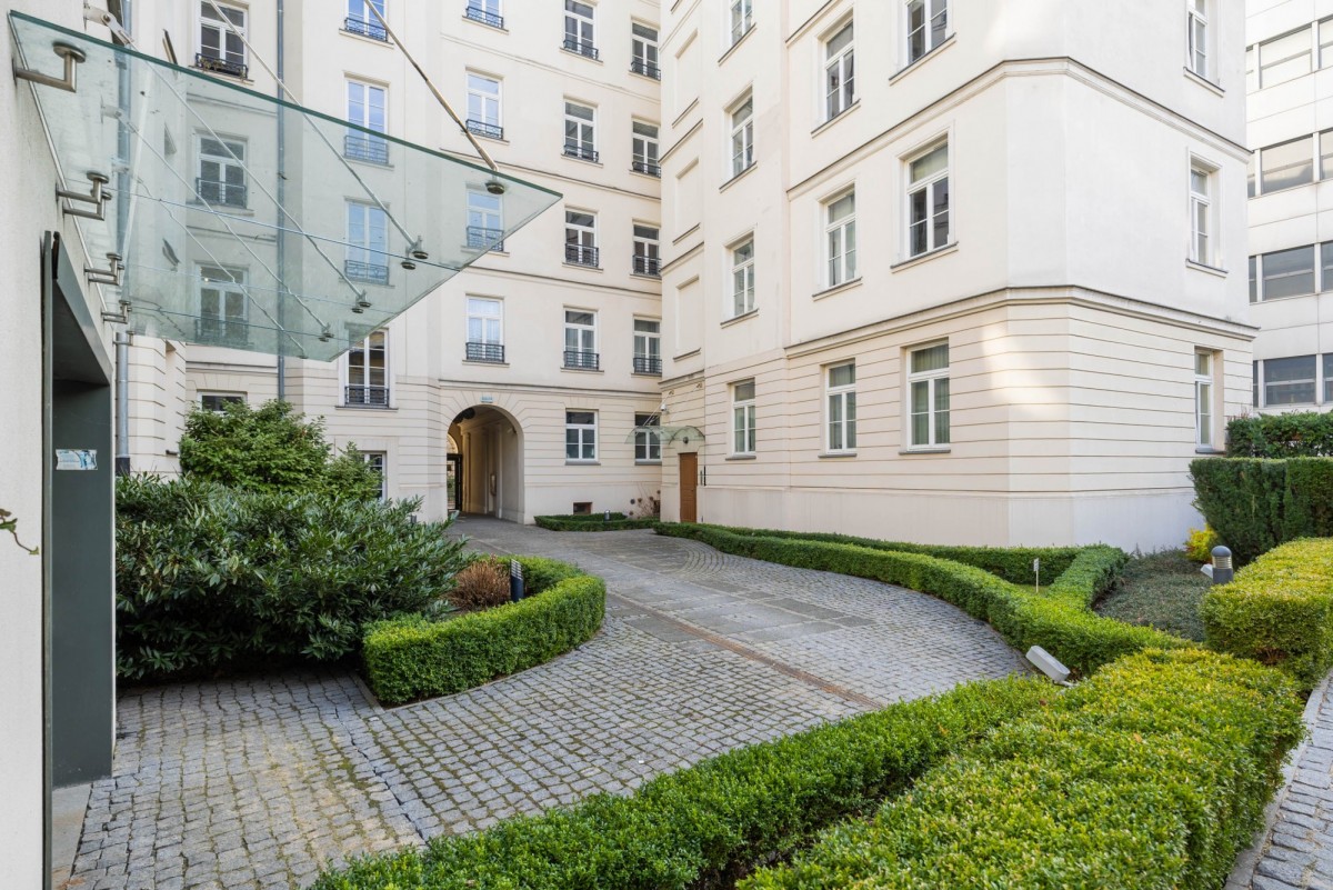Warszawa · ul. Piękna — 17