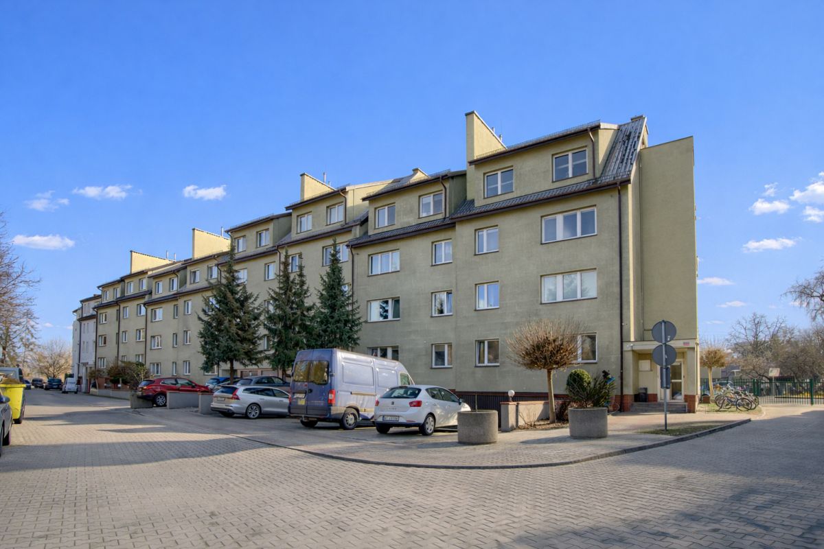 Warszawa · ul. Bartycka — 16