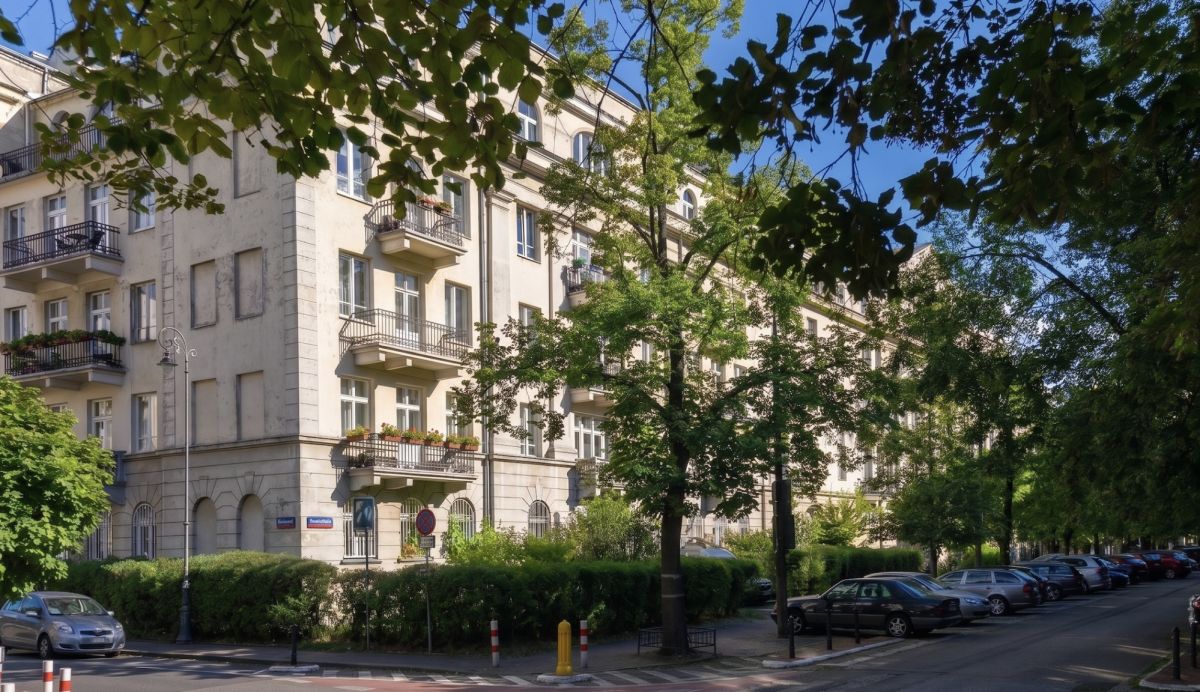 Warszawa · ul. Uniwersytecka — 18