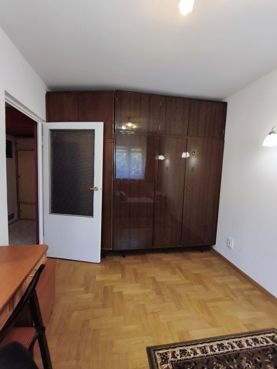 Warszawa · al. Aleja Dwudziestolatków — 8