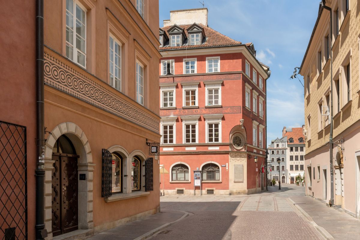 Warszawa · ul. Świętojańska — 18