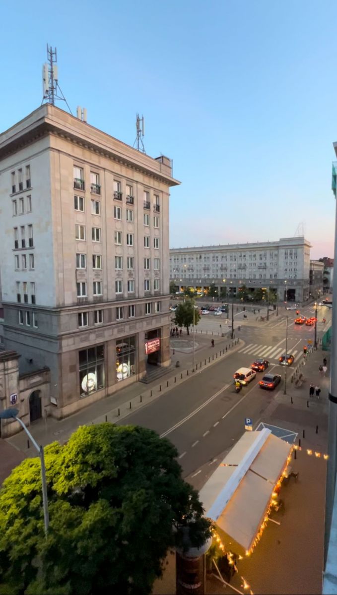 Warszawa · ul. Piękna — 12