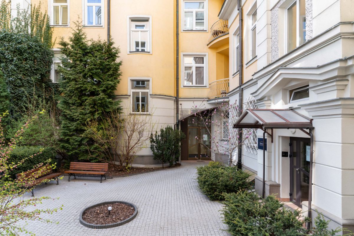 Warszawa · al. Aleja Jana Pawła II — 11